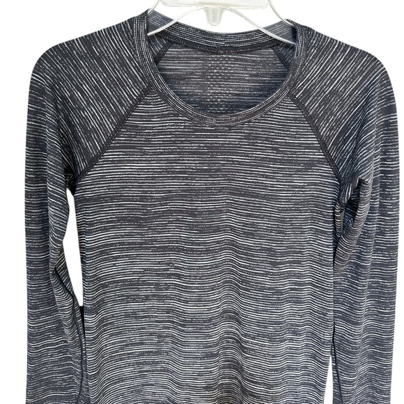 Lululemon Swiftly Speed Long Sleeve in Black / White / Black, Size 2 - Picture 5 of 10